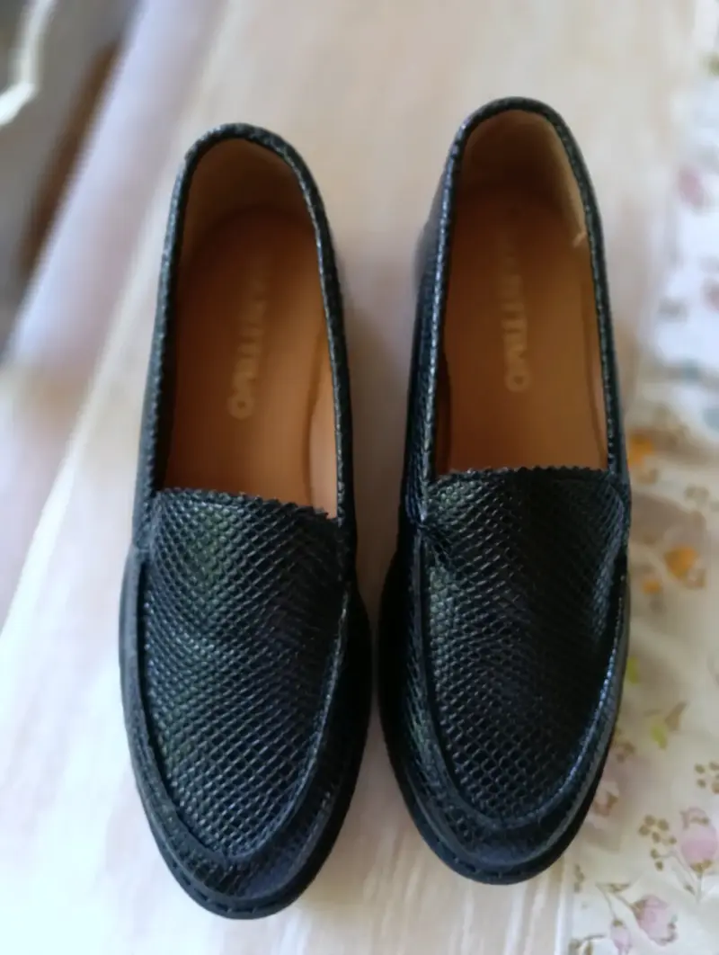 Mocasines de cuero negro texturizado para dama - 2