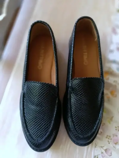 Mocasines de cuero negro texturizado para dama - miniatura 2