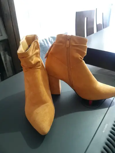 Botines de gamuza color camel con tacón alto - miniatura 1