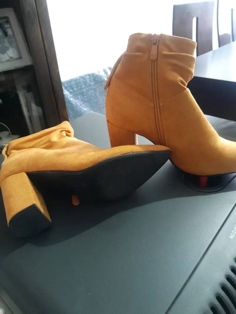 Botines de gamuza color camel con tacón alto - 2