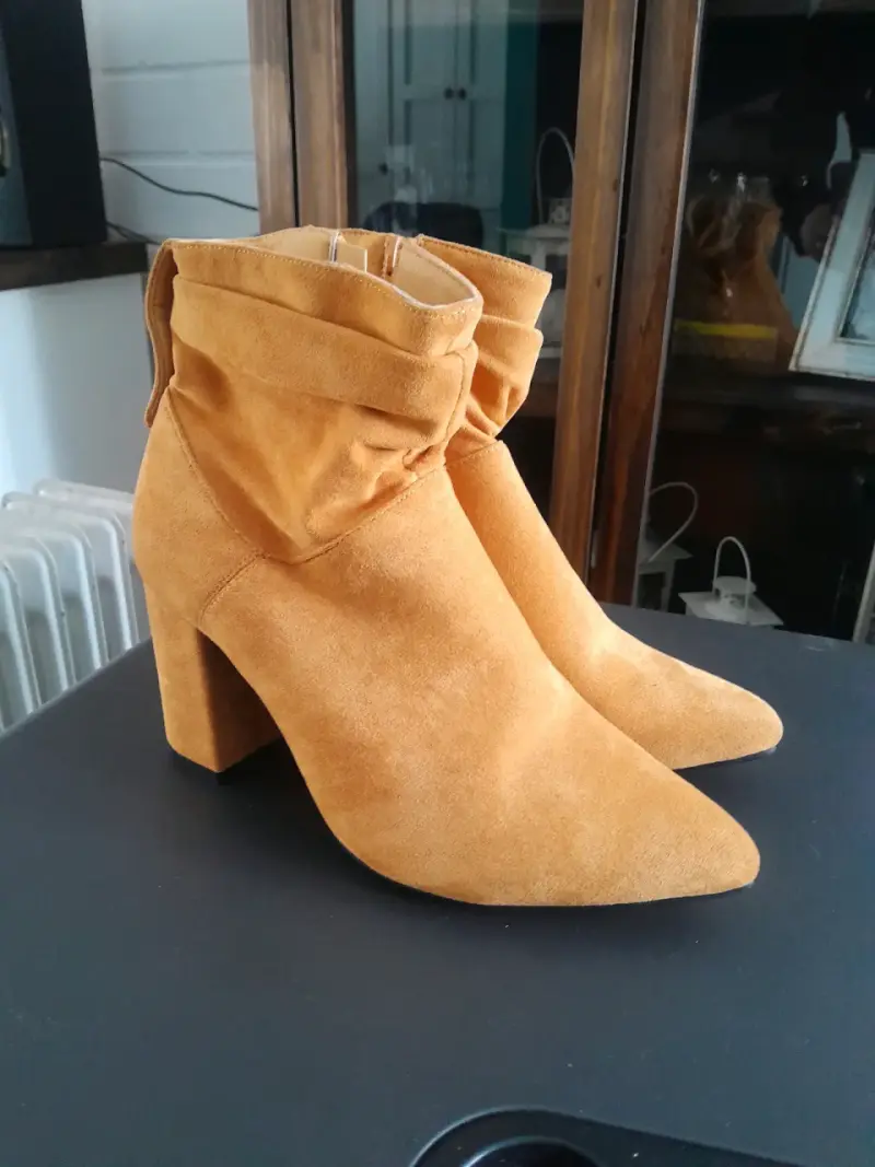 Botines de gamuza color camel con tacón alto - 3
