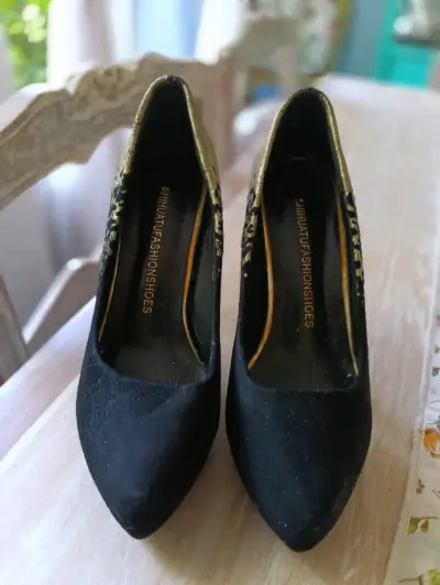 Tacones negros con detalles dorados Shihuata - miniatura 1
