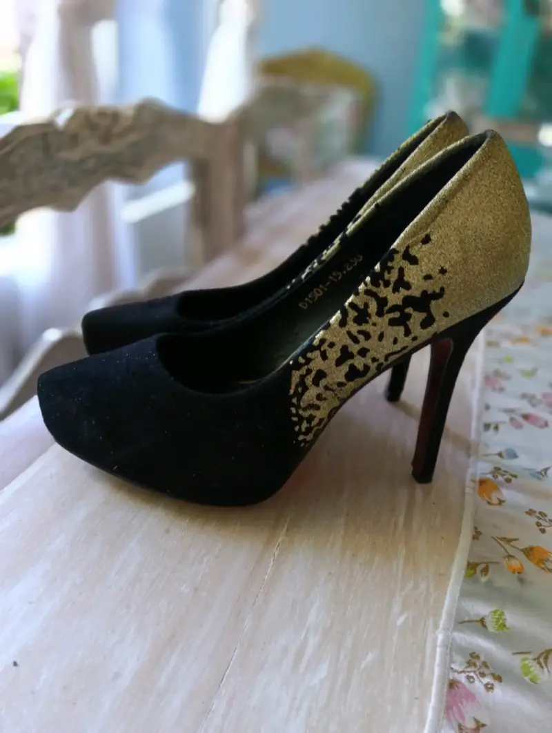 Tacones negros con detalles dorados Shihuata - 2