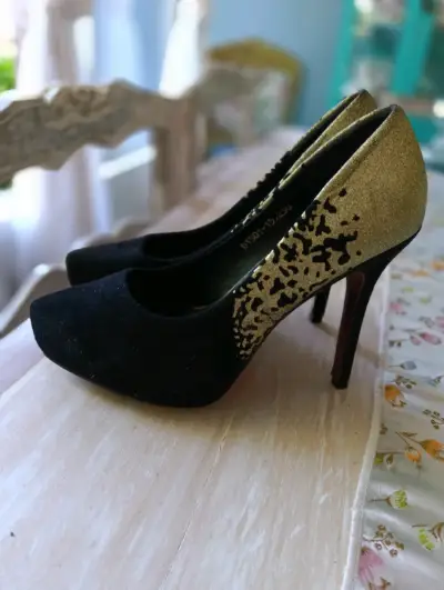 Tacones negros con detalles dorados Shihuata - miniatura 2