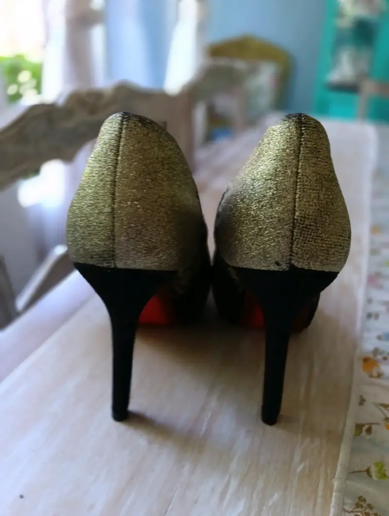 Tacones negros con detalles dorados Shihuata - 3