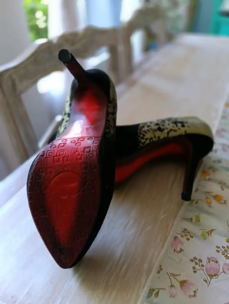 Tacones negros con detalles dorados Shihuata - 4