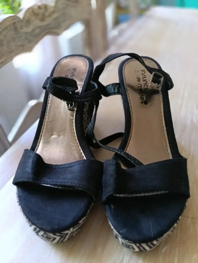 Sandalias de cuña negras con diseño geométrico - 1