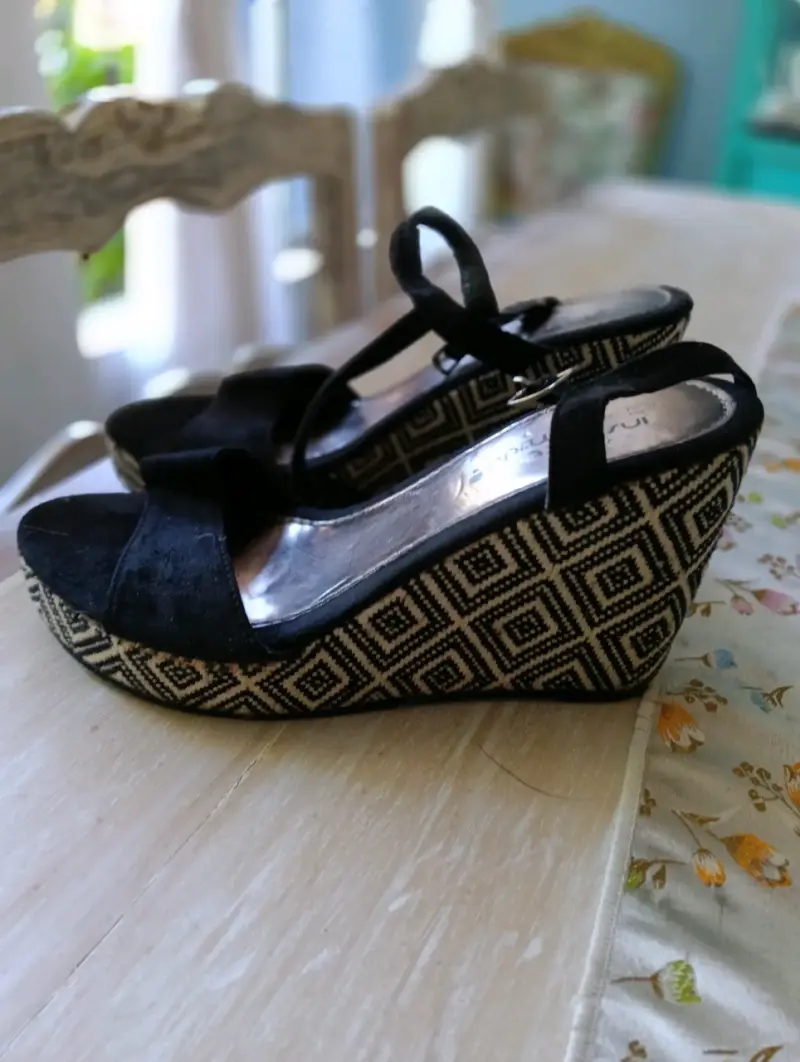 Sandalias de cuña negras con diseño geométrico - 2