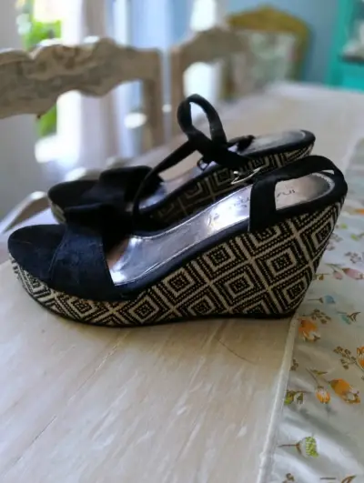 Sandalias de cuña negras con diseño geométrico - miniatura 2