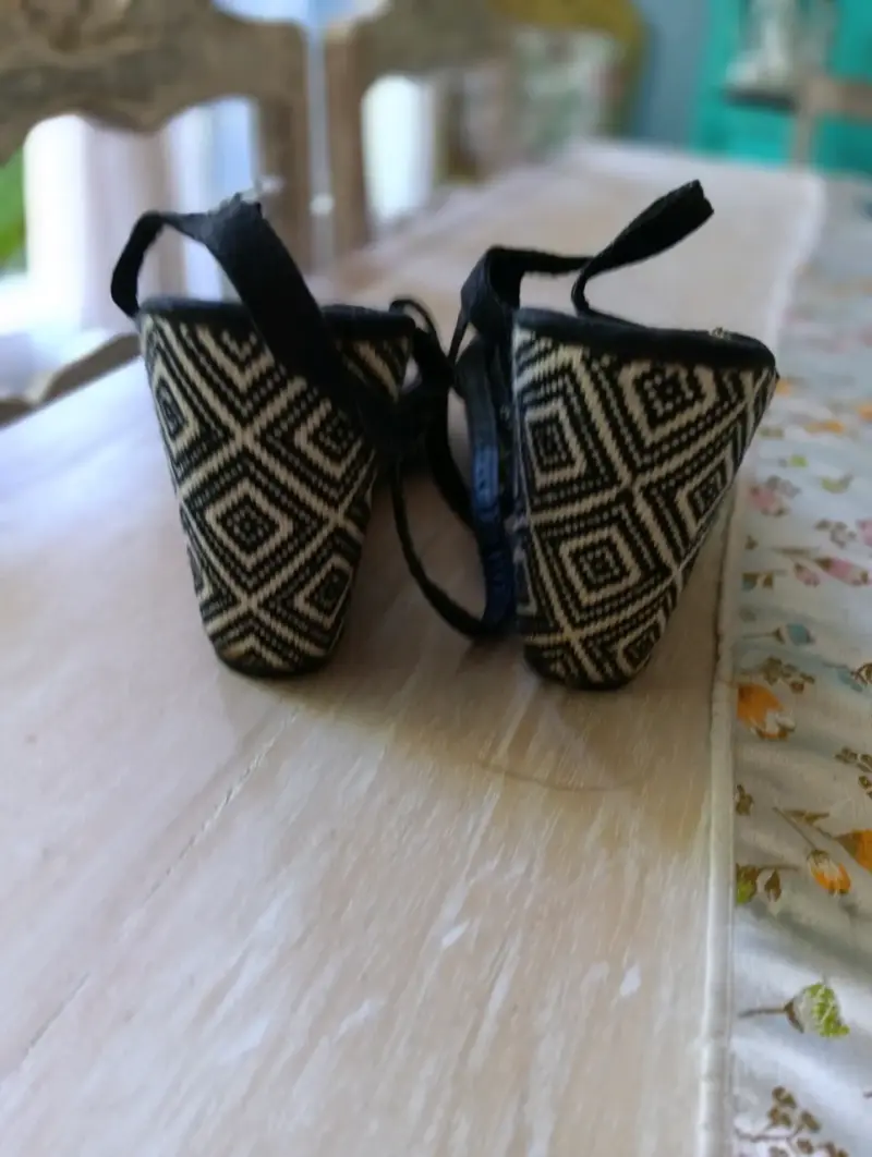 Sandalias de cuña negras con diseño geométrico - 3