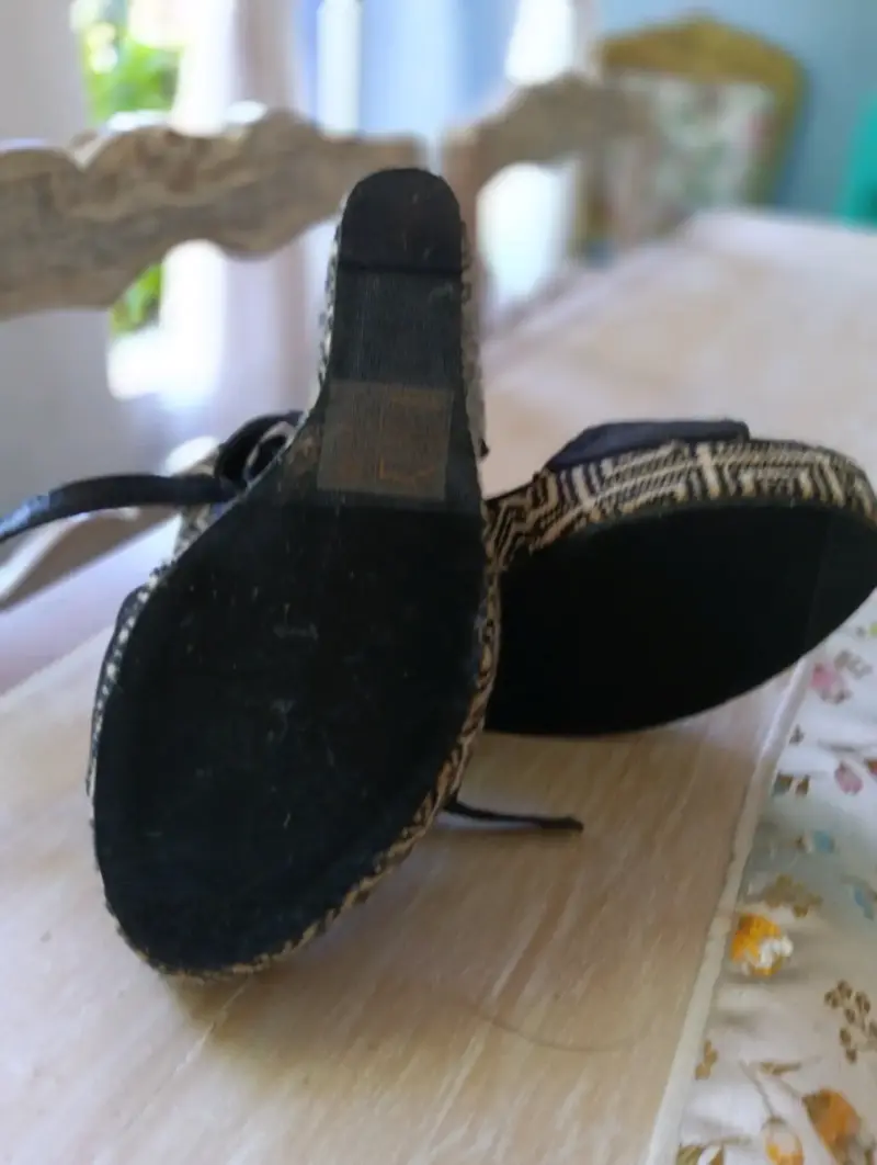 Sandalias de cuña negras con diseño geométrico - 4