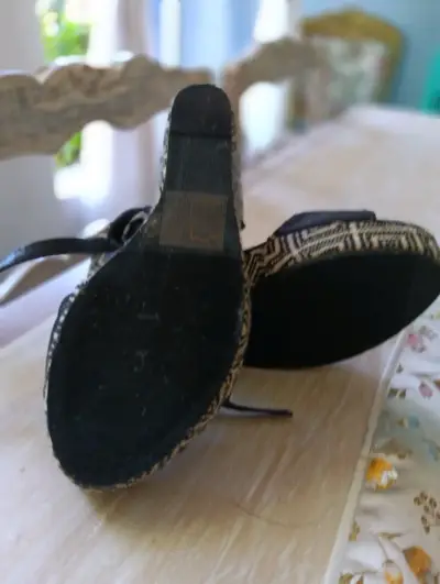 Sandalias de cuña negras con diseño geométrico - miniatura 4