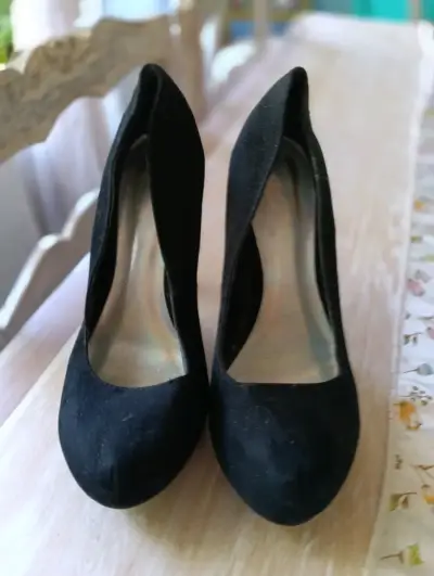 Zapatos de tacón alto negros elegantes - miniatura 1