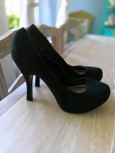 Zapatos de tacón alto negros elegantes - miniatura 2