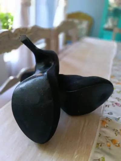 Zapatos de tacón alto negros elegantes - miniatura 4