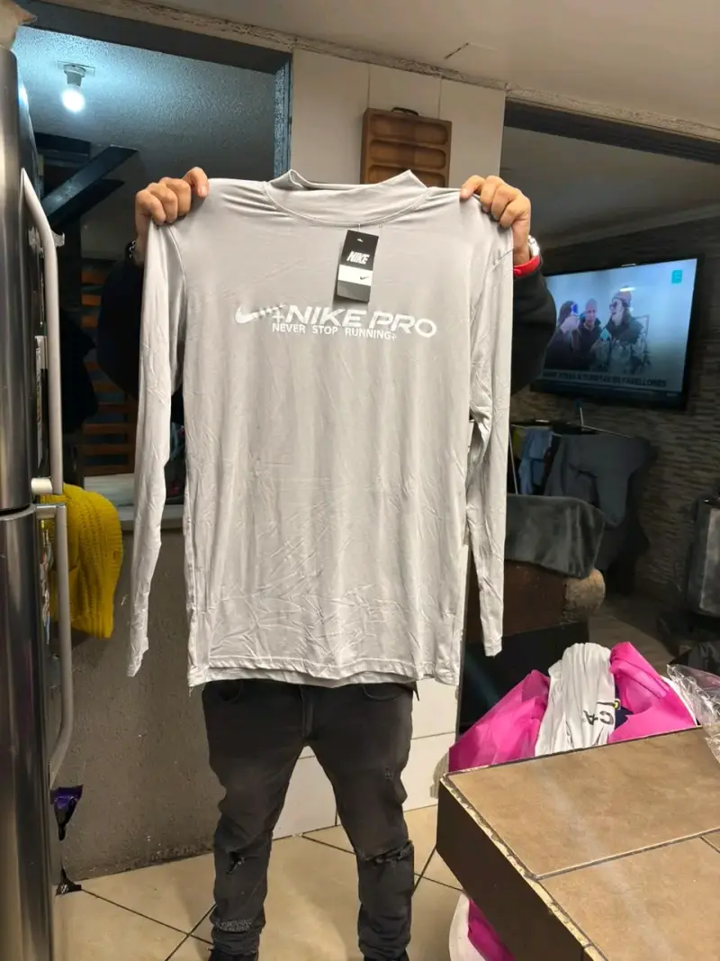 Polera Nike Pro Nocta gris de manga larga - 1