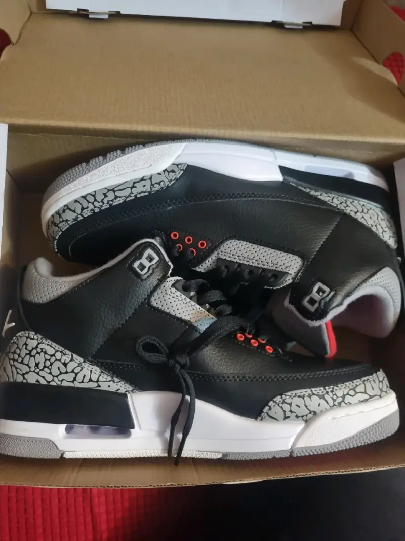 Zapatillas deportivas negras con detalles grises