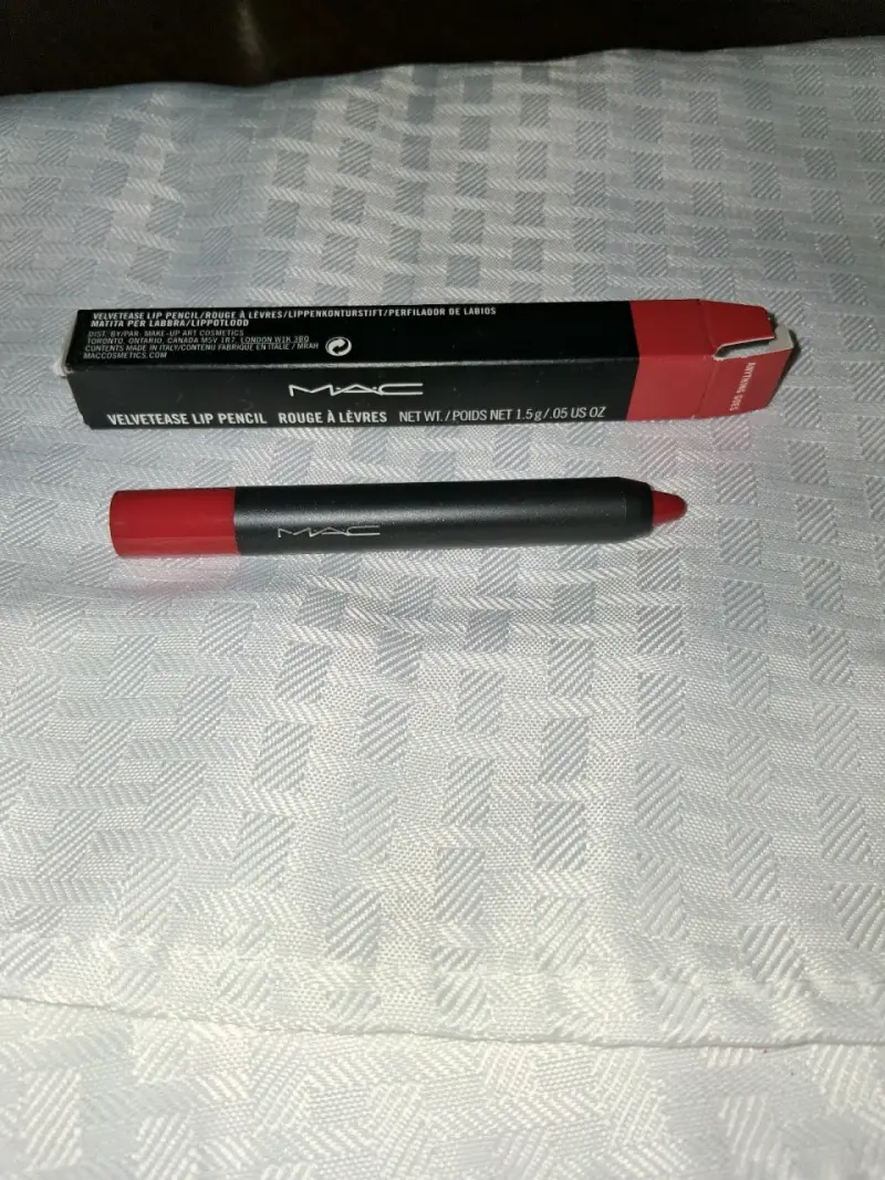 Lápiz labial MAC Velvetease rojo intenso - 1