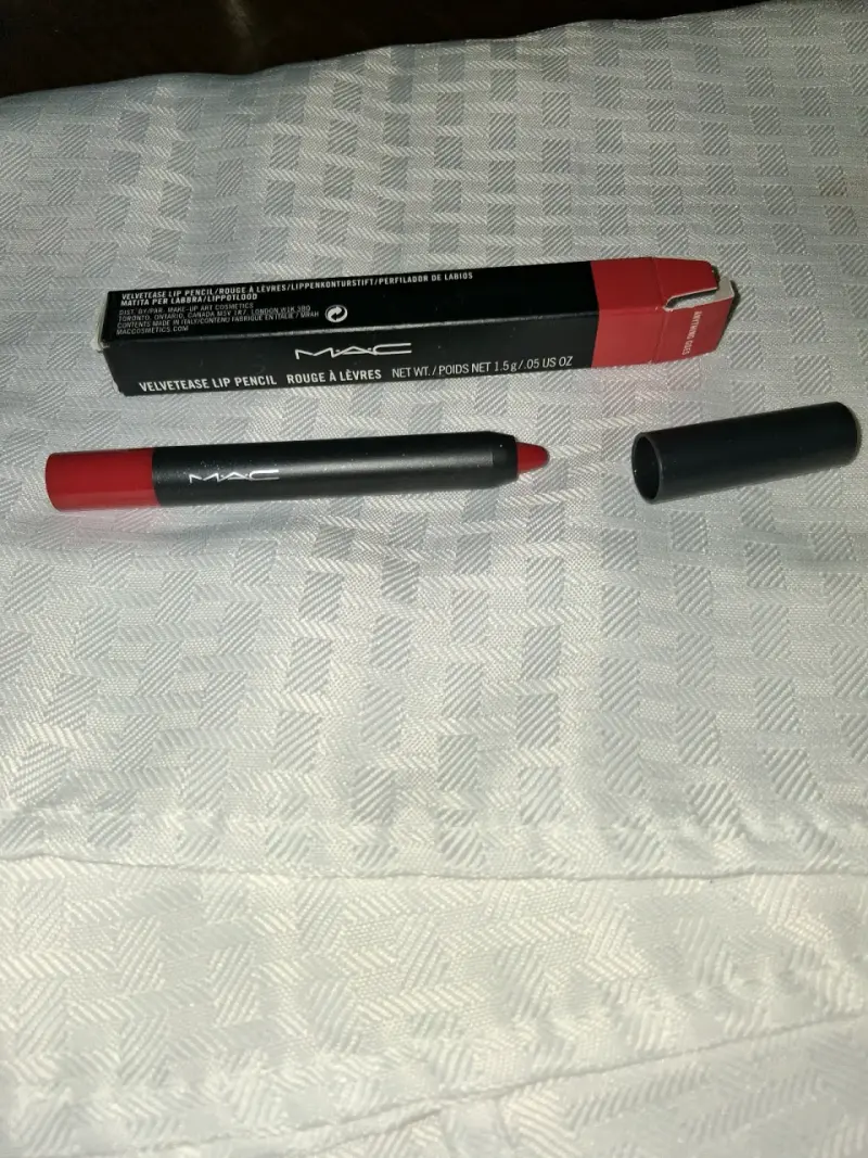 Lápiz labial MAC Velvetease rojo intenso - 2