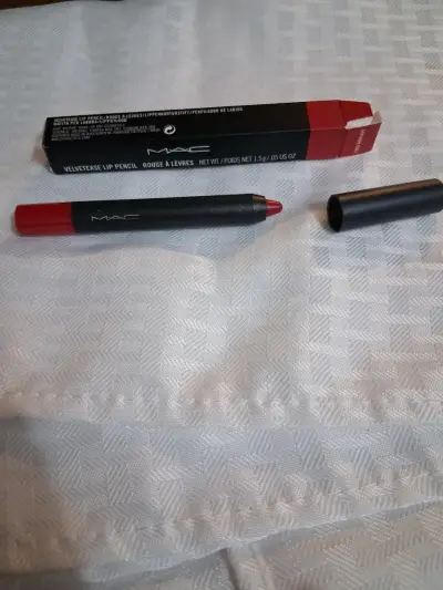 Lápiz labial MAC Velvetease rojo intenso - miniatura 3