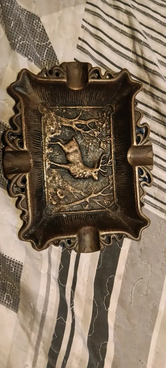 Cenicero de bronce con diseño de ciervo