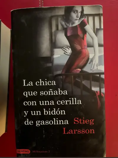 Libro 'La chica que soñaba con una cerilla y un bidón de gasolina' de Stieg Larsson - miniatura 2
