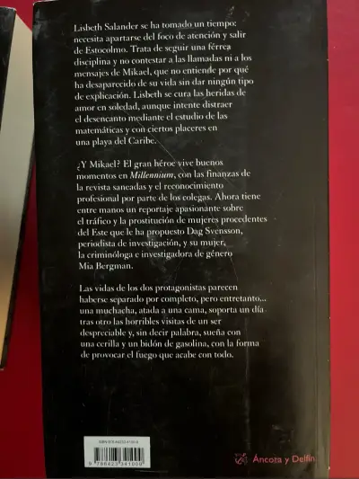 Libro 'La chica que soñaba con una cerilla y un bidón de gasolina' de Stieg Larsson - miniatura 6