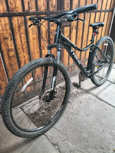 Bicicleta de montaña Trek negra en buen estado - miniatura 1