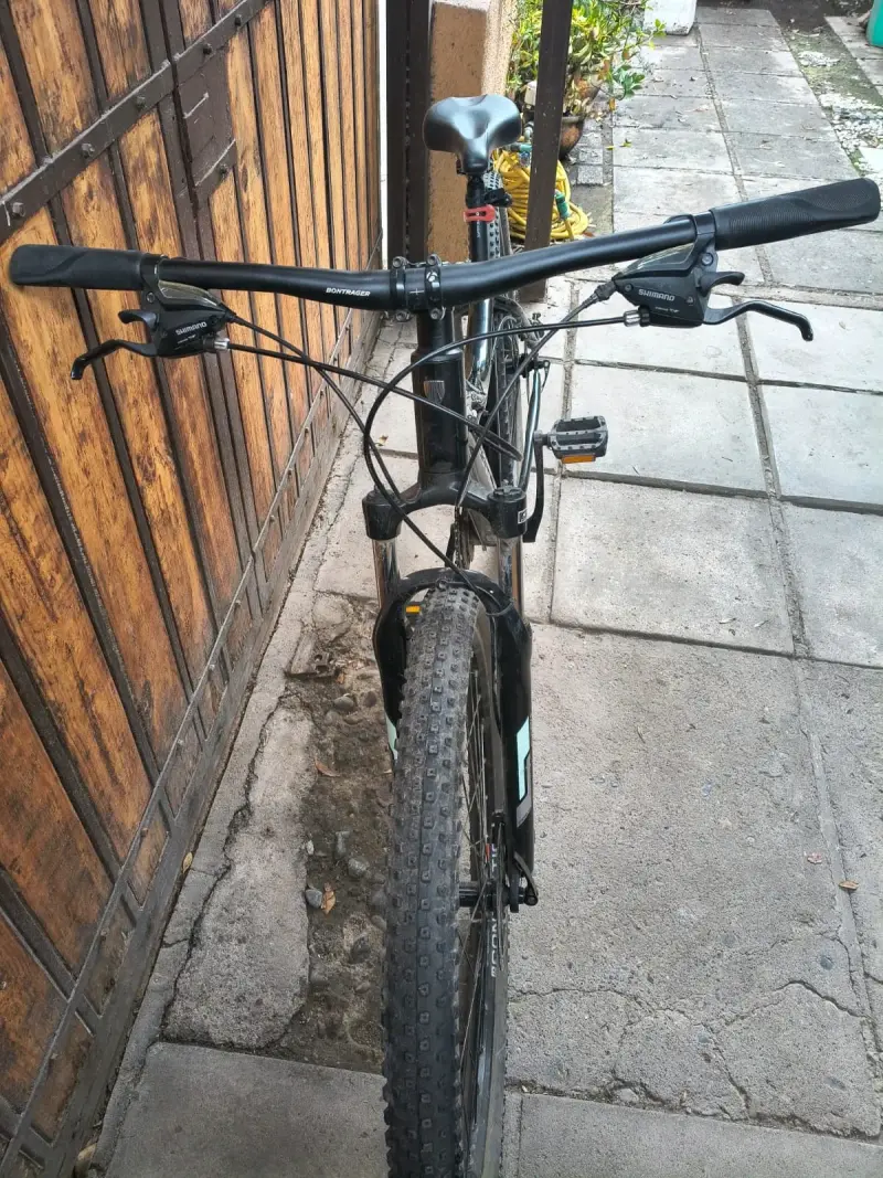 Bicicleta de montaña Trek negra en buen estado - 2