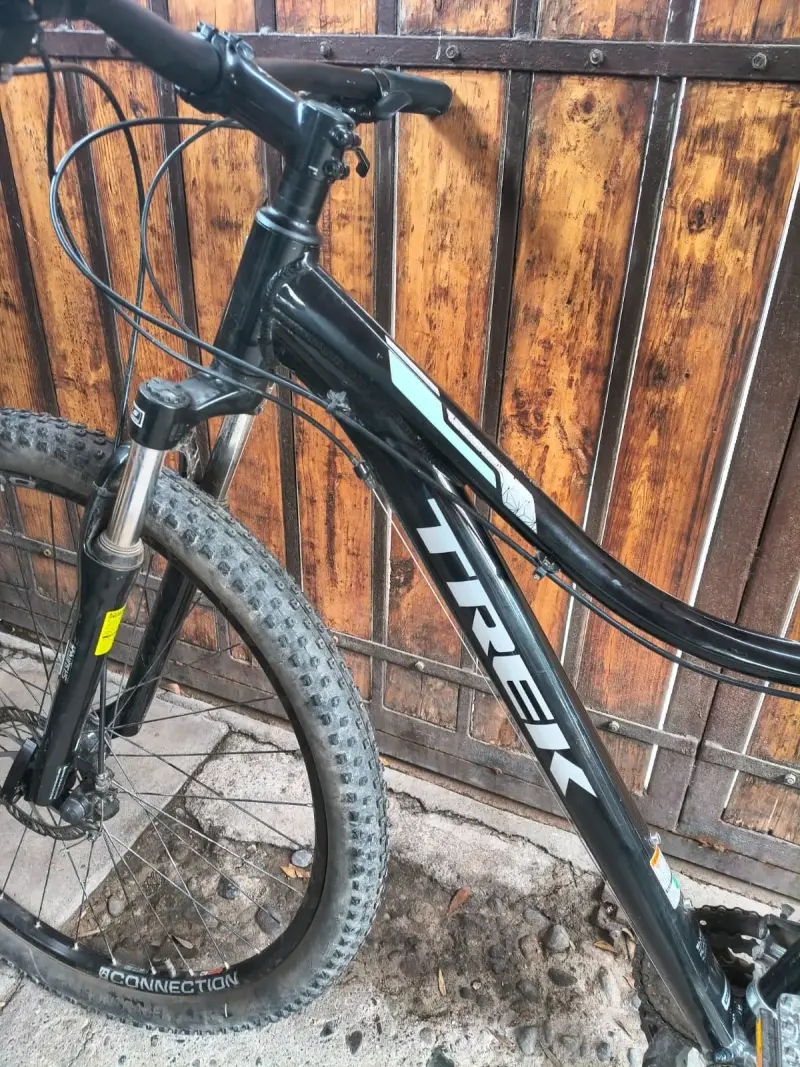 Bicicleta de montaña Trek negra en buen estado - 3