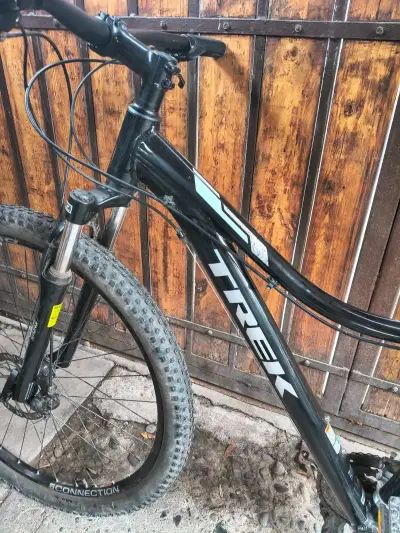 Bicicleta de montaña Trek negra en buen estado - miniatura 3