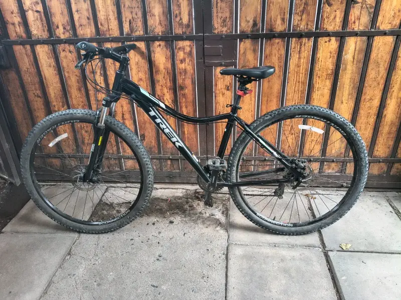 Bicicleta de montaña Trek negra en buen estado - 5