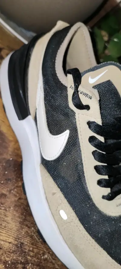 Zapatillas deportivas Nike negras y beige - miniatura 2