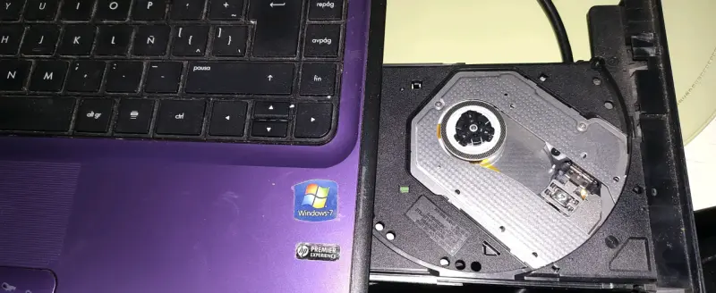 Notebook HP Pavilion g4 morado con AMD E2 - 6