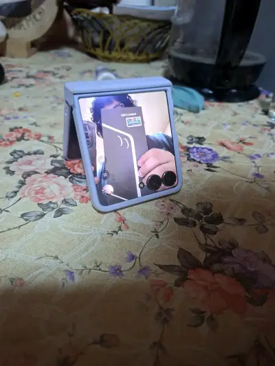 Samsung Galaxy Z Flip7 plegable con caja y boleta - miniatura 3