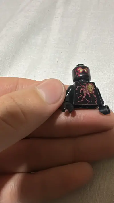 Figura de acción miniatura negra con diseño - miniatura 1