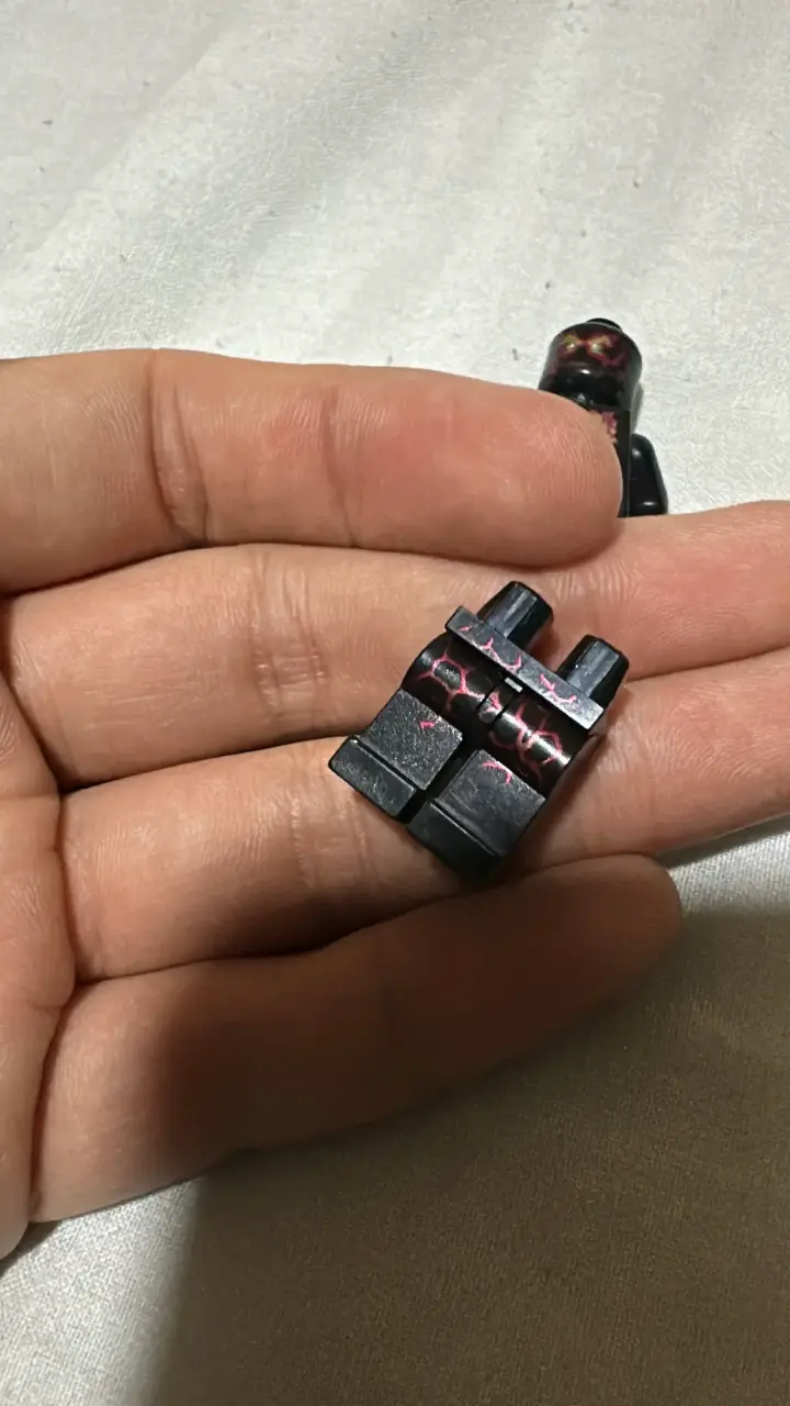 Figura de acción miniatura negra con diseño - 2