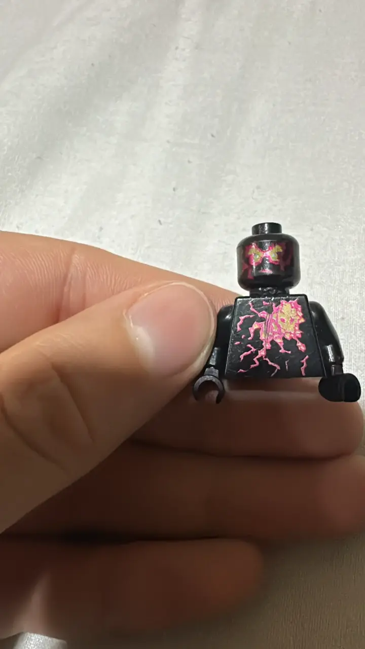 Figura de acción miniatura negra con diseño - 3