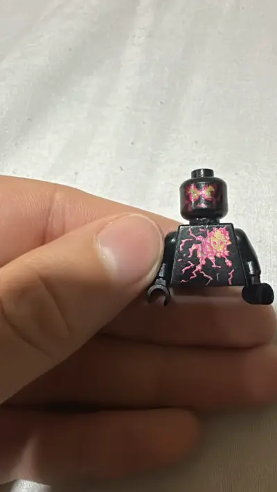 Figura de acción miniatura negra con diseño - miniatura 3