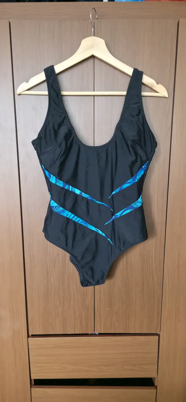 Traje de baño negro con detalles azules - 1