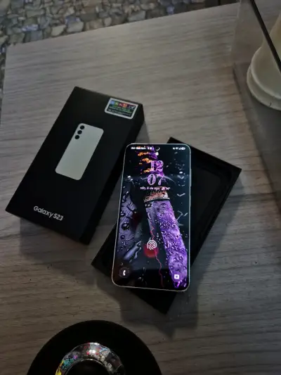 Samsung Galaxy S23 en buen estado - miniatura 1