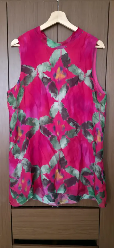 Blusa/vestido sin mangas estampada floral colorida - miniatura 1