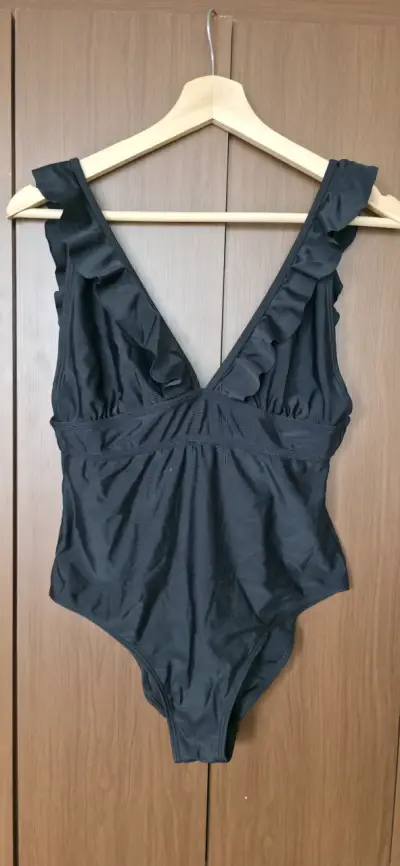 Traje de baño negro con vuelos - miniatura 1