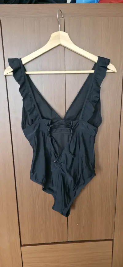 Traje de baño negro con vuelos - miniatura 2