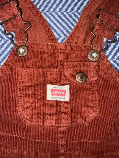 Jardinera para niño Levi's color terracota - miniatura 3
