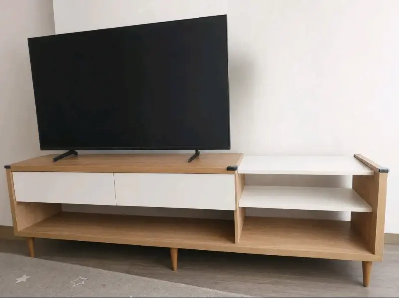 Mueble de TV moderno de madera y blanco