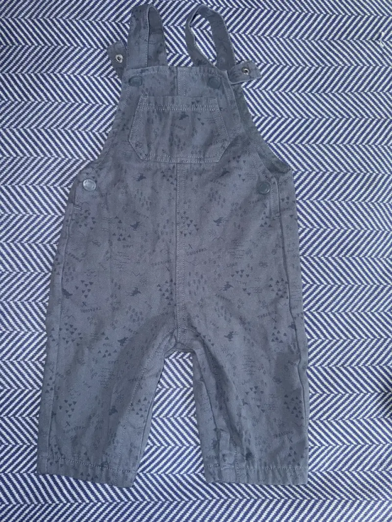 Jardinera de bebé gris con estampado marca Yamp