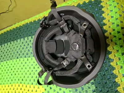 Casco táctico de protección negro (antibalas) - miniatura 1