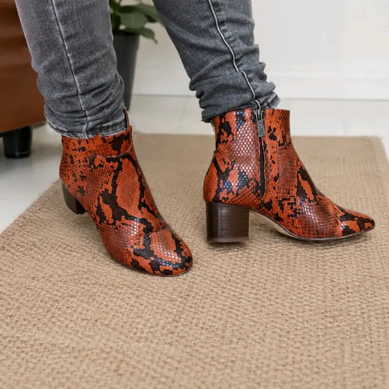 Botines de cuero sintético con diseño de serpiente
