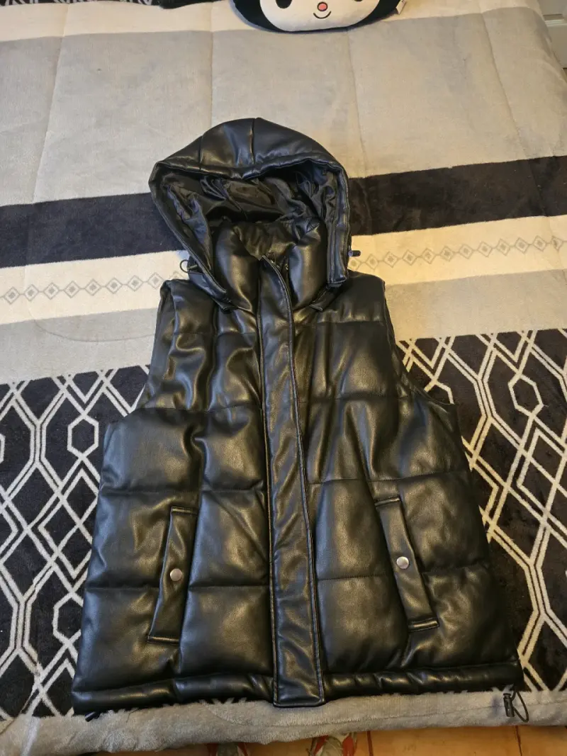 Chaqueta acolchada negra con capucha - 1